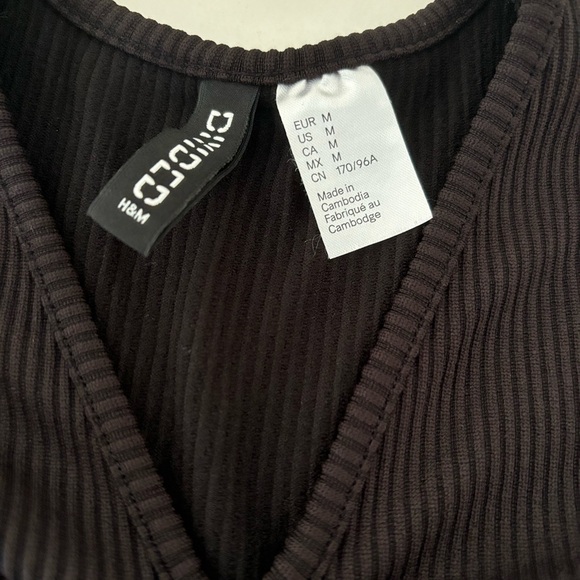 NEW DIVIDED CROPPED TOP MEDIUM - Picture 3 of 4